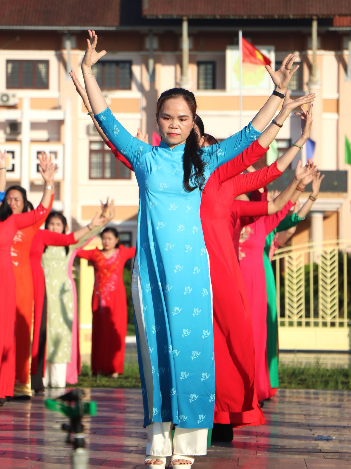 Phụ nữ Đà Nẵng rộn ràng điệu dân vũ "Ta đi bầu cử"- Ảnh 8.