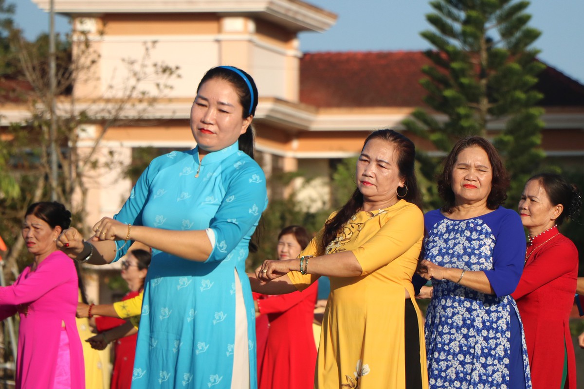 Phụ nữ Đà Nẵng rộn ràng điệu dân vũ "Ta đi bầu cử"- Ảnh 7.