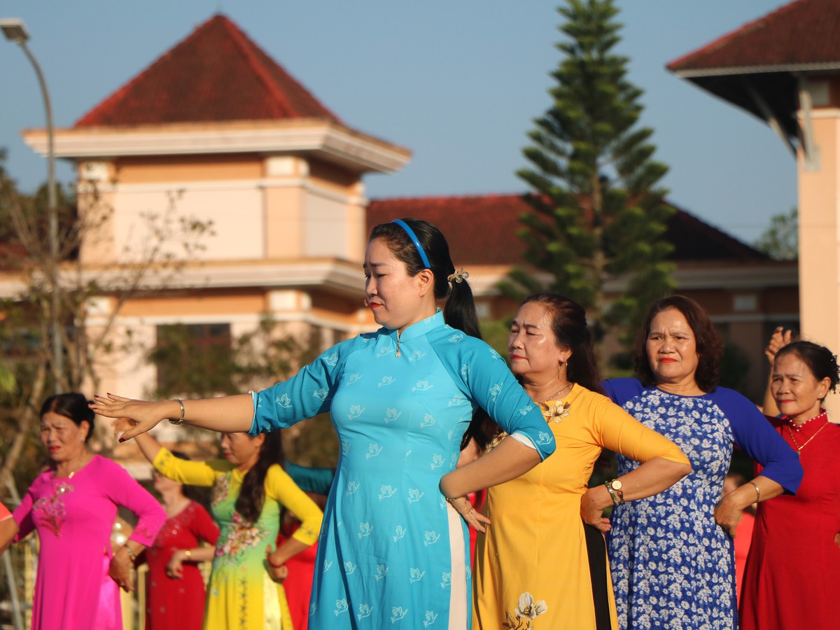 Phụ nữ Đà Nẵng rộn ràng điệu dân vũ "Ta đi bầu cử"- Ảnh 9.