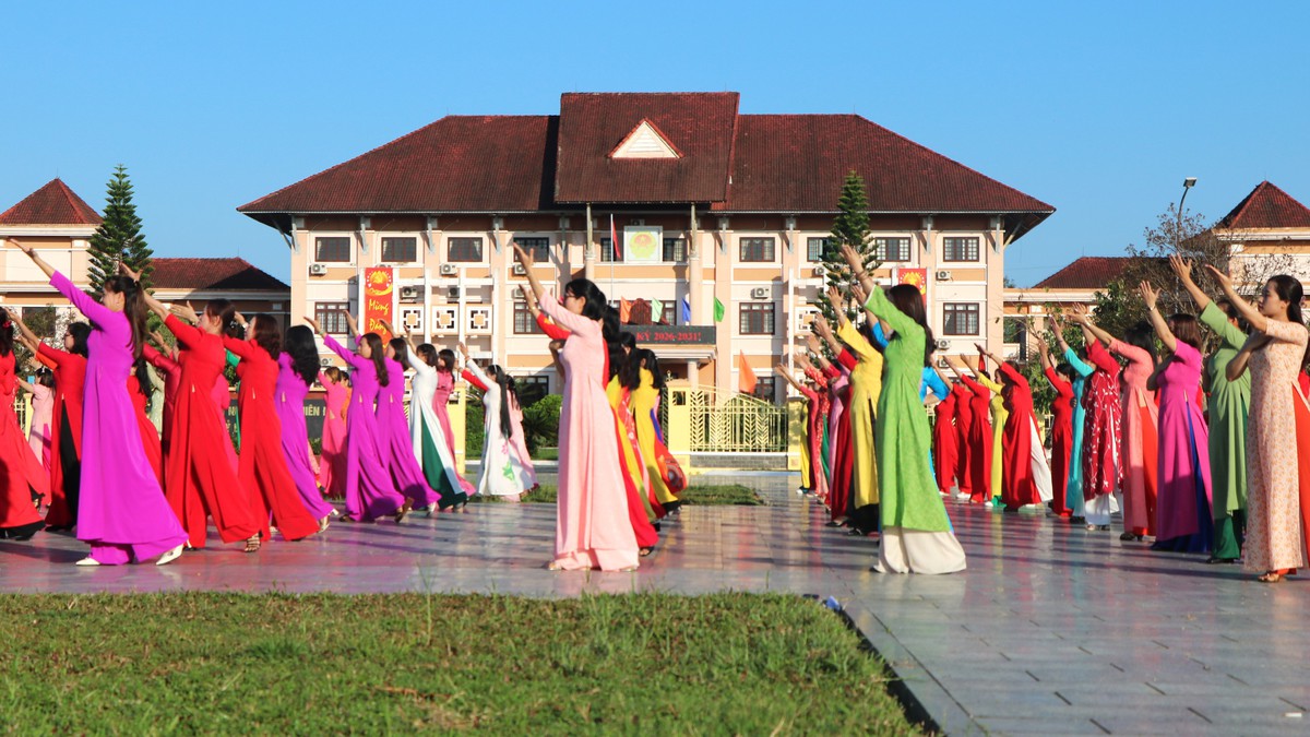 Phụ nữ Đà Nẵng rộn ràng điệu dân vũ "Ta đi bầu cử"- Ảnh 6.