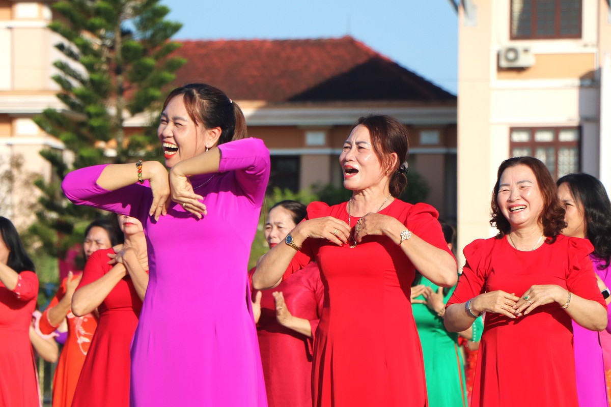 Phụ nữ Đà Nẵng rộn ràng điệu dân vũ "Ta đi bầu cử"- Ảnh 16.