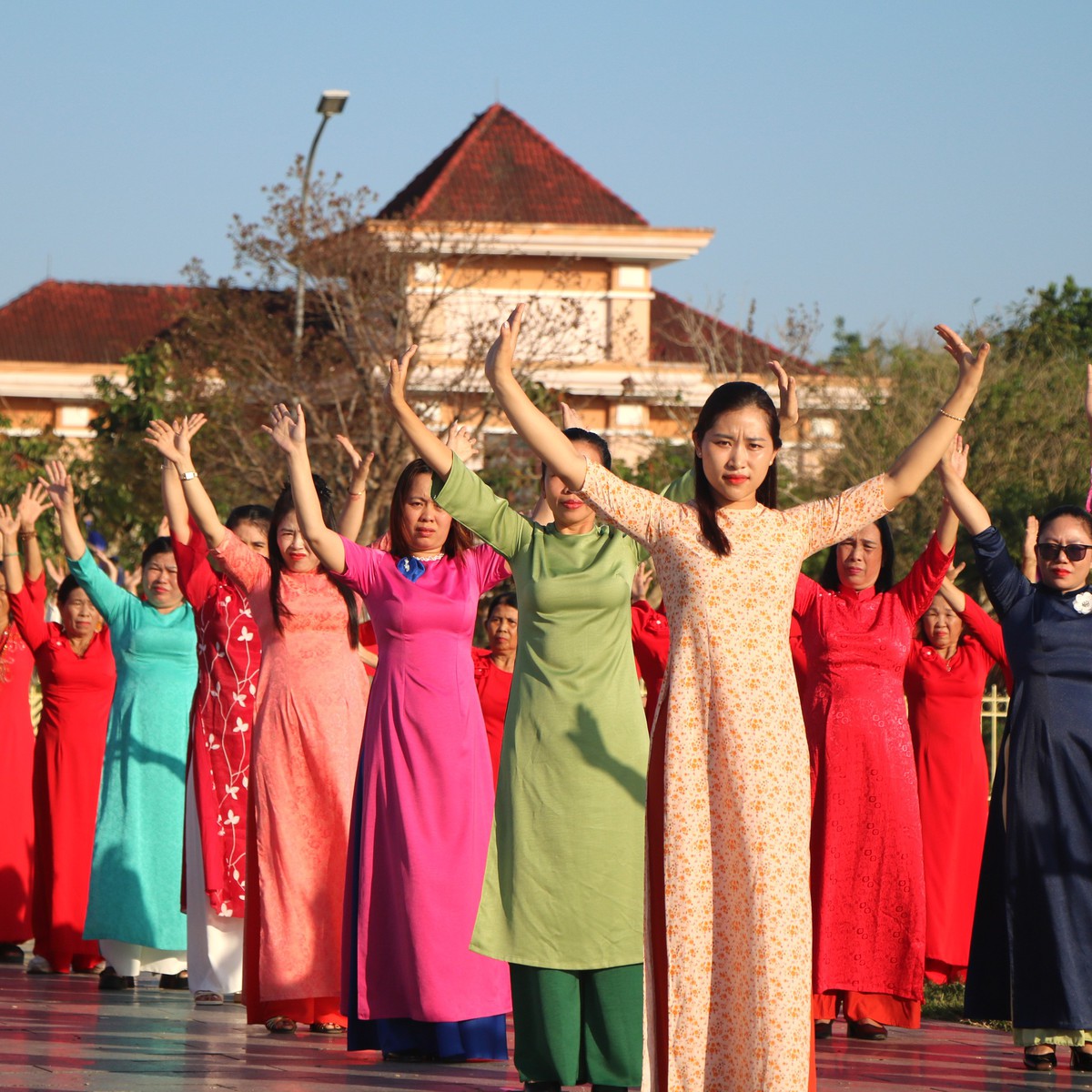 Phụ nữ Đà Nẵng rộn ràng điệu dân vũ "Ta đi bầu cử"- Ảnh 13.