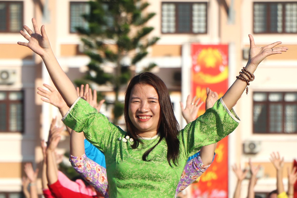 Phụ nữ Đà Nẵng rộn ràng điệu dân vũ "Ta đi bầu cử"- Ảnh 10.