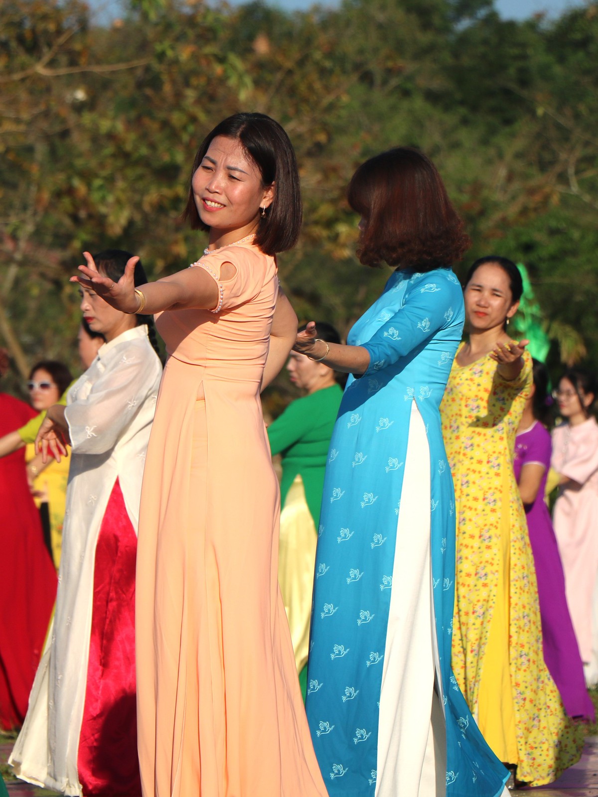 Phụ nữ Đà Nẵng rộn ràng điệu dân vũ "Ta đi bầu cử"- Ảnh 11.