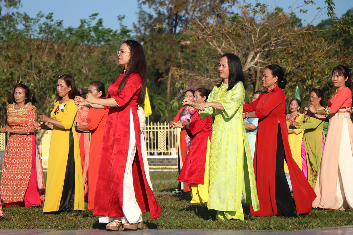 Phụ nữ Đà Nẵng rộn ràng điệu dân vũ "Ta đi bầu cử"- Ảnh 12.