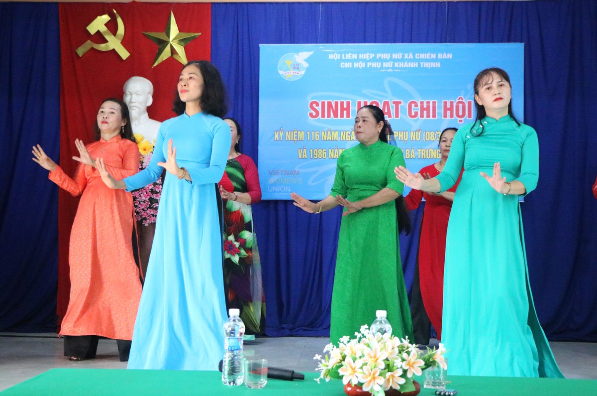 Phụ nữ Đà Nẵng rộn ràng điệu dân vũ "Ta đi bầu cử"- Ảnh 3.