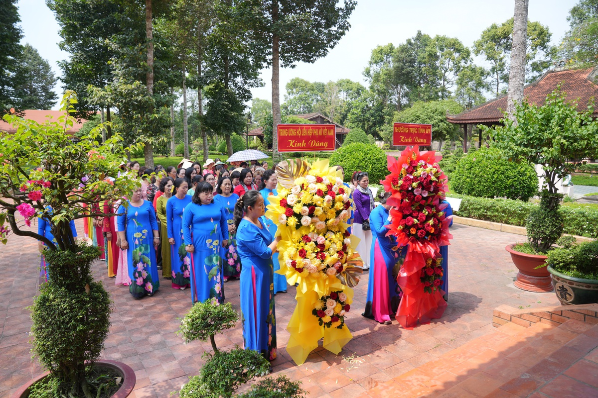 Chủ tịch Hội LHPN Việt Nam Lê Thị Thủy dâng hương tưởng niệm Cố Chủ tịch Nguyễn Thị Thập- Ảnh 3. Chủ tịch Hội LHPN Việt Nam Lê Thị Thủy dâng hương tưởng niệm Cố Chủ tịch Nguyễn Thị Thập- Ảnh 3.