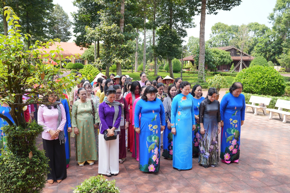 Chủ tịch Hội LHPN Việt Nam Lê Thị Thủy dâng hương tưởng niệm Cố Chủ tịch Nguyễn Thị Thập- Ảnh 1. Chủ tịch Hội LHPN Việt Nam Lê Thị Thủy dâng hương tưởng niệm Cố Chủ tịch Nguyễn Thị Thập- Ảnh 1.