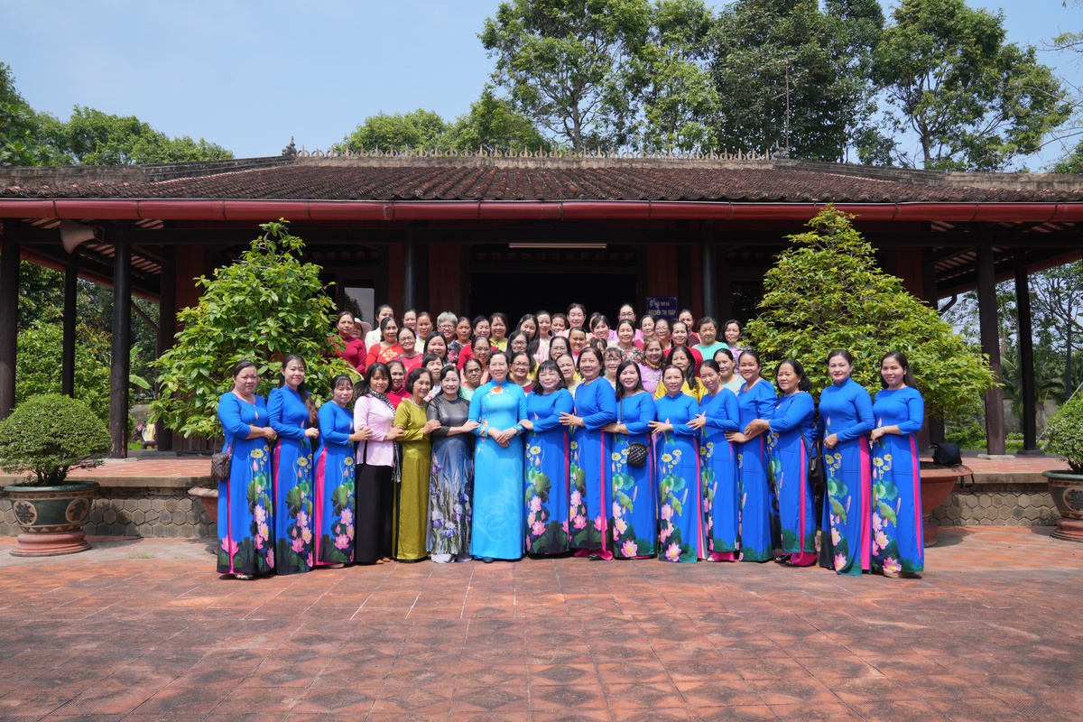 Chủ tịch Hội LHPN Việt Nam Lê Thị Thủy dâng hương tưởng niệm Cố Chủ tịch Nguyễn Thị Thập- Ảnh 7. Chủ tịch Hội LHPN Việt Nam Lê Thị Thủy dâng hương tưởng niệm Cố Chủ tịch Nguyễn Thị Thập- Ảnh 7.