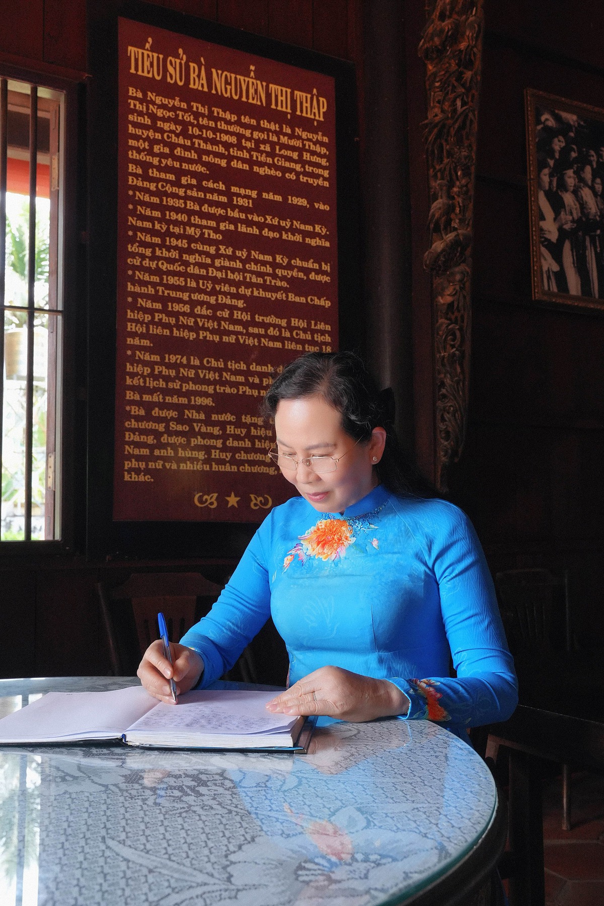 Chủ tịch Hội LHPN Việt Nam Lê Thị Thủy dâng hương tưởng niệm Cố Chủ tịch Nguyễn Thị Thập- Ảnh 5. Chủ tịch Hội LHPN Việt Nam Lê Thị Thủy dâng hương tưởng niệm Cố Chủ tịch Nguyễn Thị Thập- Ảnh 5.