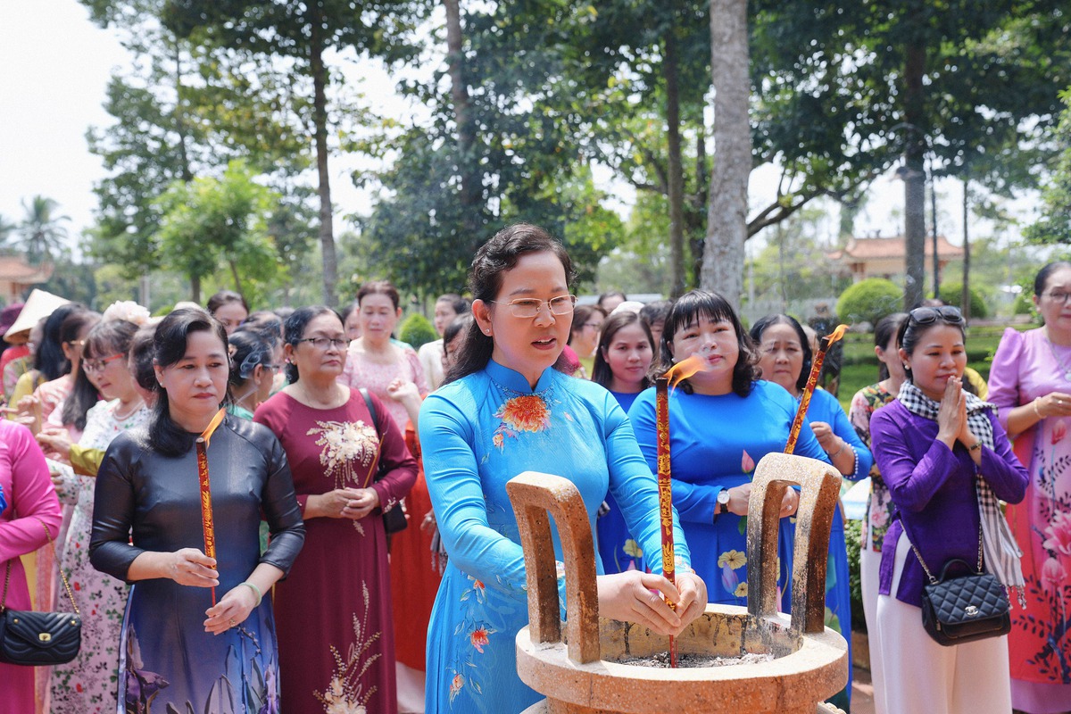 Chủ tịch Hội LHPN Việt Nam Lê Thị Thủy dâng hương tưởng niệm Cố Chủ tịch Nguyễn Thị Thập- Ảnh 4. Chủ tịch Hội LHPN Việt Nam Lê Thị Thủy dâng hương tưởng niệm Cố Chủ tịch Nguyễn Thị Thập- Ảnh 4.