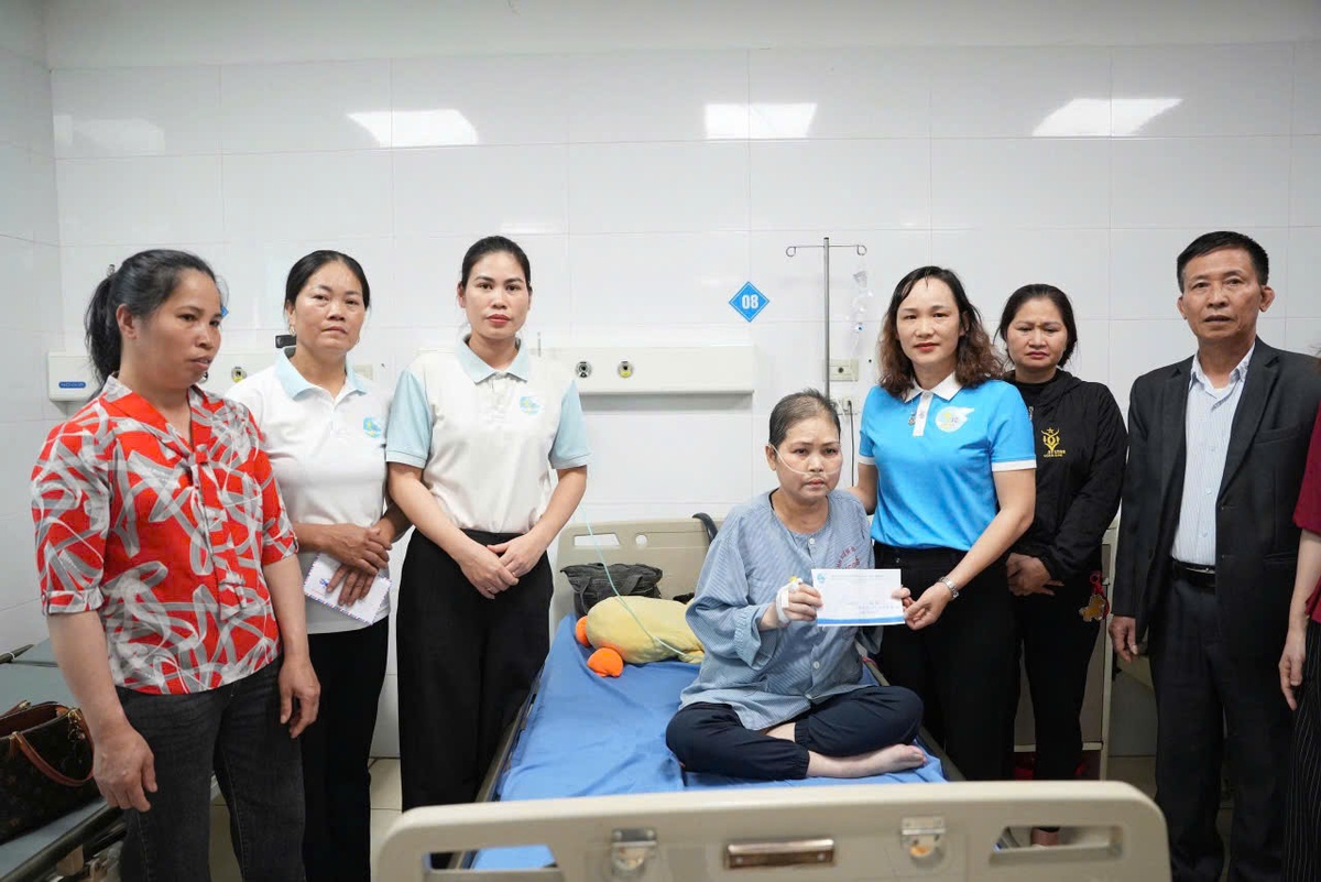 Bắc Ninh: Trao tặng gần 30 triệu đồng cho hội viên phụ nữ mắc bệnh hiểm nghèo- Ảnh 3.