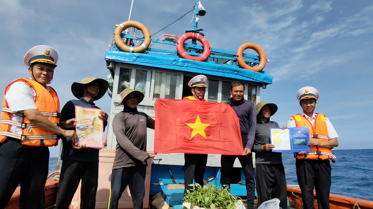 Vùng 2 Hải quân đón nhận nhiều phần thưởng cao quý của Đảng, Nhà nước- Ảnh 3.