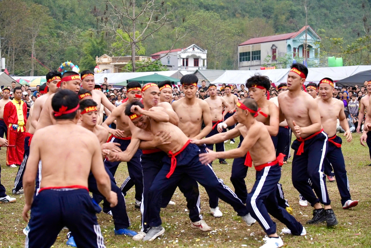 Mãn nhãn màn tranh đầu pháo thiêng của thanh niên trai tráng Cao Bằng- Ảnh 1.