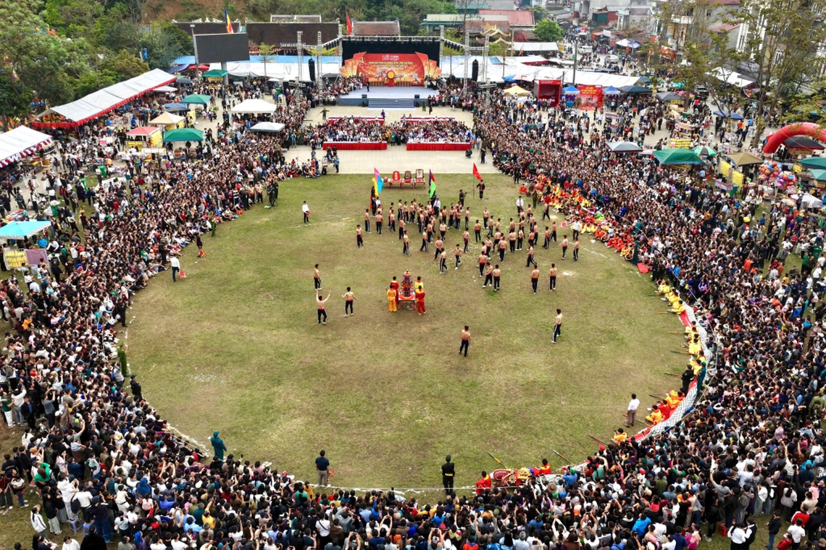 Mãn nhãn màn tranh đầu pháo thiêng của thanh niên trai tráng Cao Bằng- Ảnh 4.