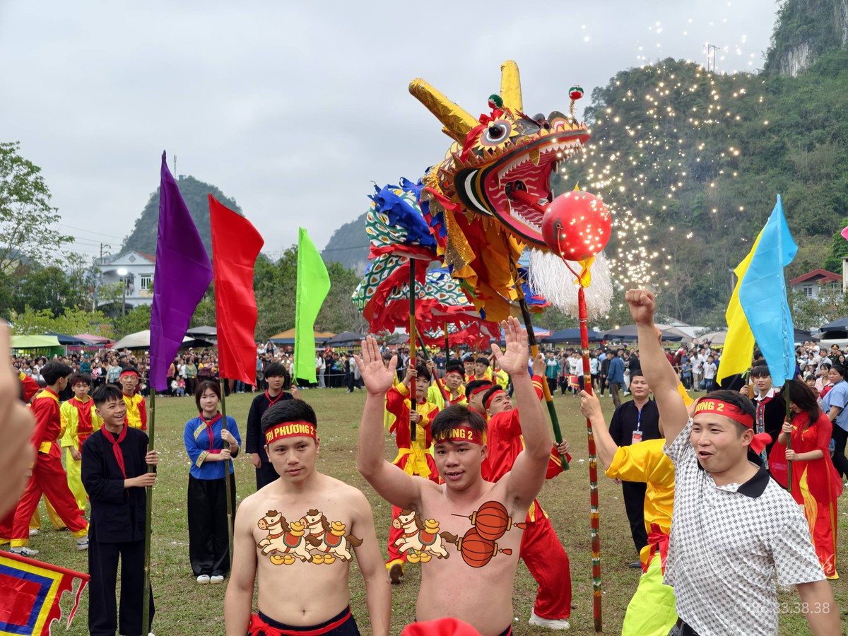 Mãn nhãn màn tranh đầu pháo thiêng của thanh niên trai tráng Cao Bằng- Ảnh 5.