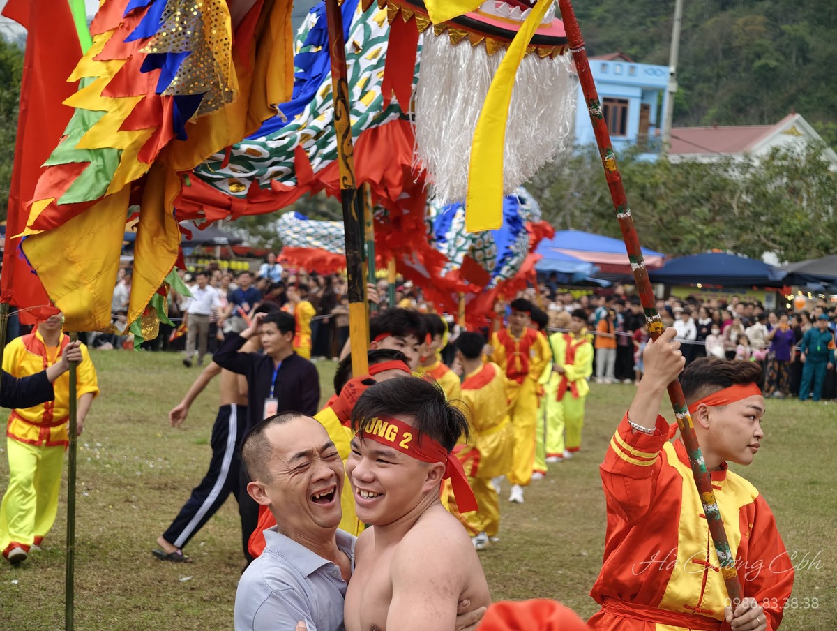Mãn nhãn màn tranh đầu pháo thiêng của thanh niên trai tráng Cao Bằng- Ảnh 2.