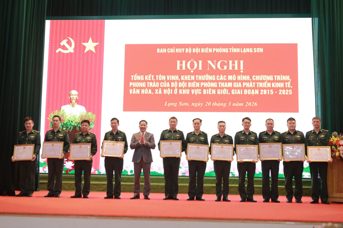 Phụ nữ xứ Lạng góp phần xây dựng, bảo vệ biên cương- Ảnh 5.