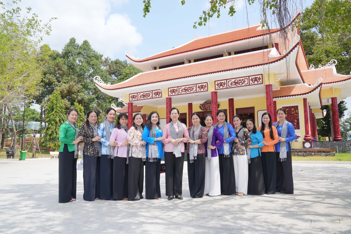 Chủ tịch Hội LHPN Việt Nam Lê Thị Thủy dâng hương tưởng nhớ Nữ tướng Nguyễn Thị Định- Ảnh 6.