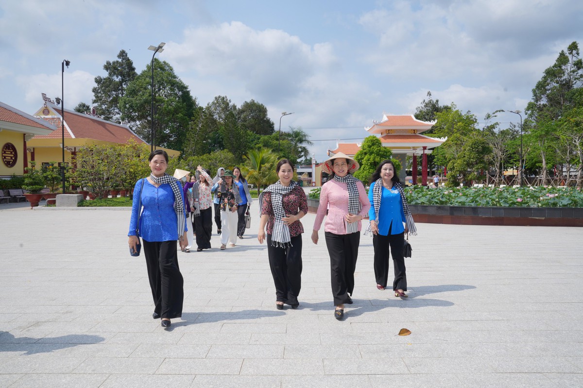 Chủ tịch Hội LHPN Việt Nam Lê Thị Thủy dâng hương tưởng nhớ Nữ tướng Nguyễn Thị Định- Ảnh 2.