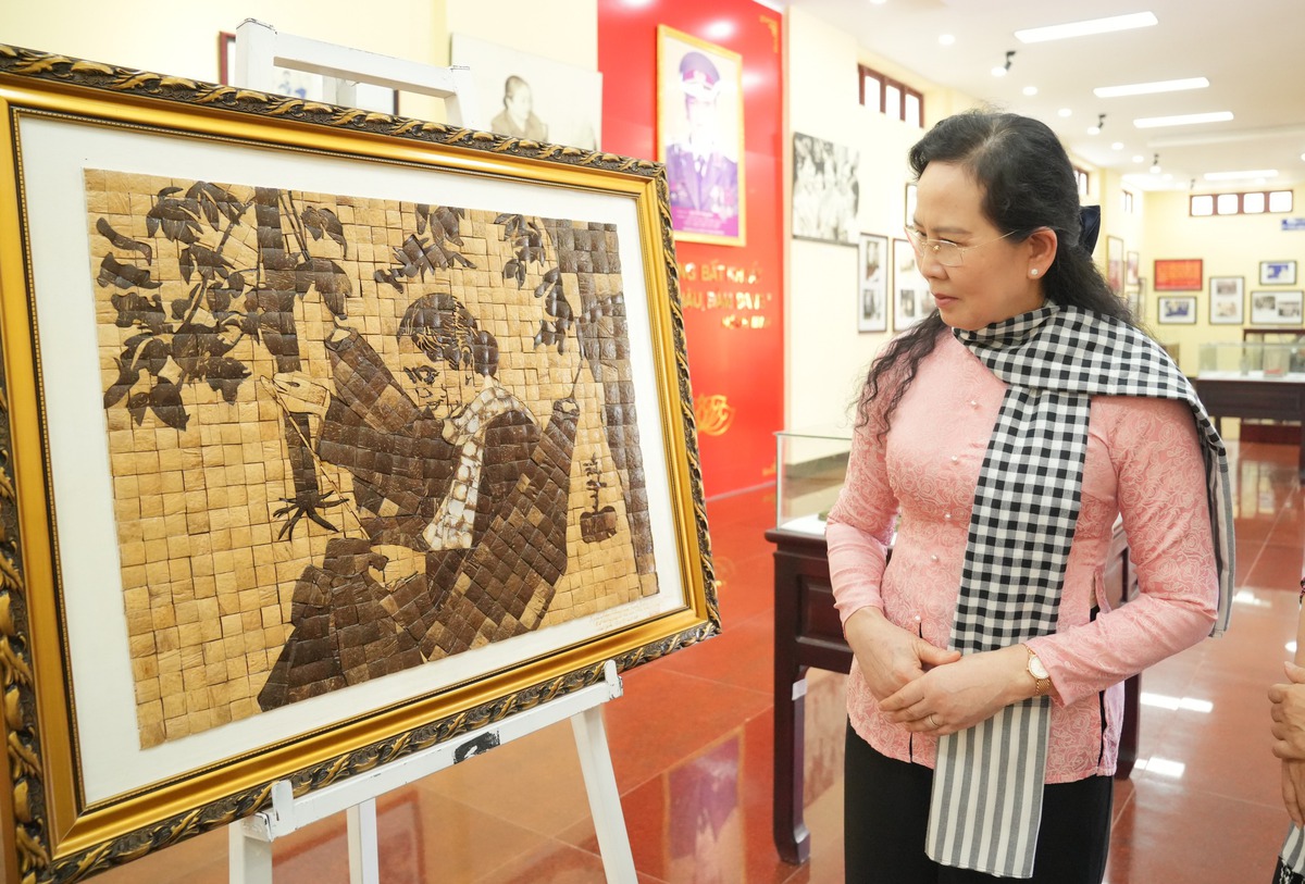 Chủ tịch Hội LHPN Việt Nam Lê Thị Thủy dâng hương tưởng nhớ Nữ tướng Nguyễn Thị Định- Ảnh 3.