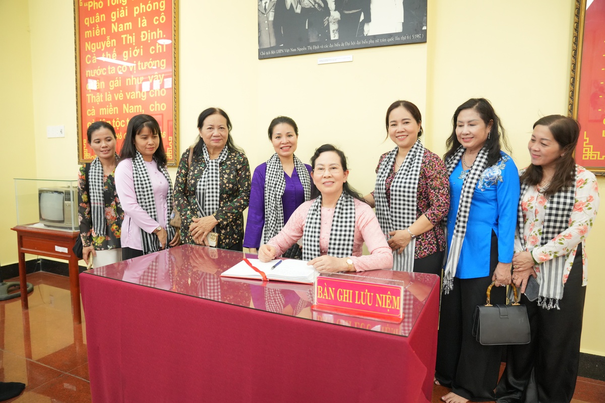 Chủ tịch Hội LHPN Việt Nam Lê Thị Thủy dâng hương tưởng nhớ Nữ tướng Nguyễn Thị Định- Ảnh 5.