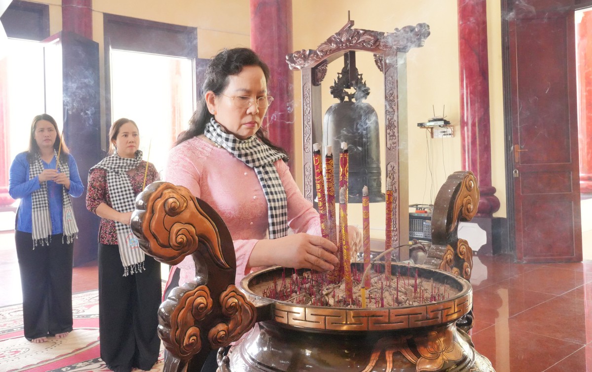 Chủ tịch Hội LHPN Việt Nam Lê Thị Thủy dâng hương tưởng nhớ Nữ tướng Nguyễn Thị Định- Ảnh 1.