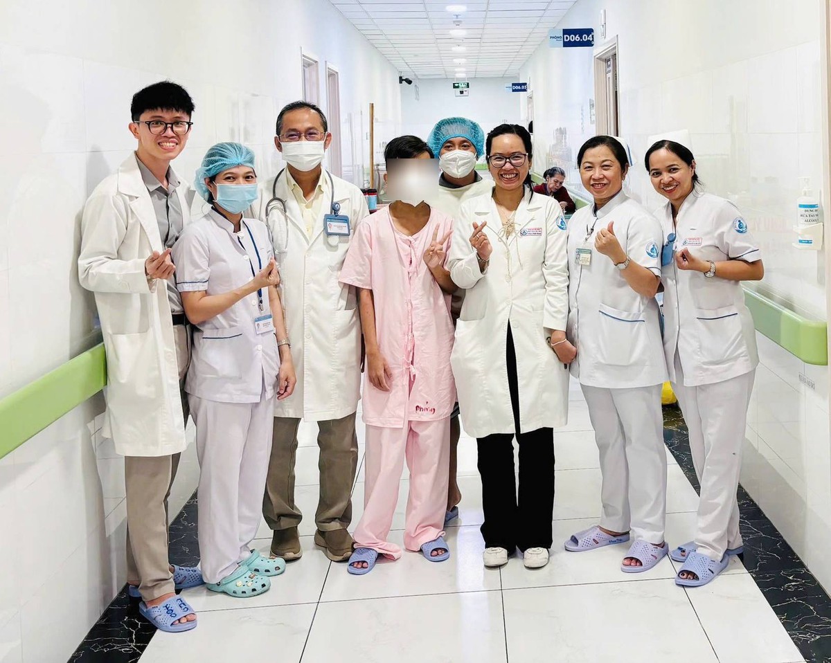 Mẹ hiến thận cứu con trai 14 tuổi- Ảnh 1.