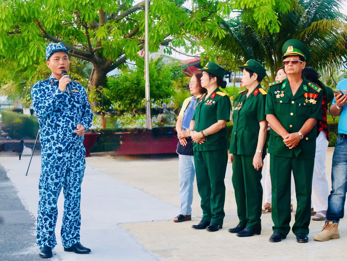 Chiến sĩ thuộc Lữ đoàn 189 giới thiệu về công việc của lực lượng tại Lữ đoàn cho thành viên đoàn công tác ghé thăm chiều 21/3. Ảnh: Hồ Lam