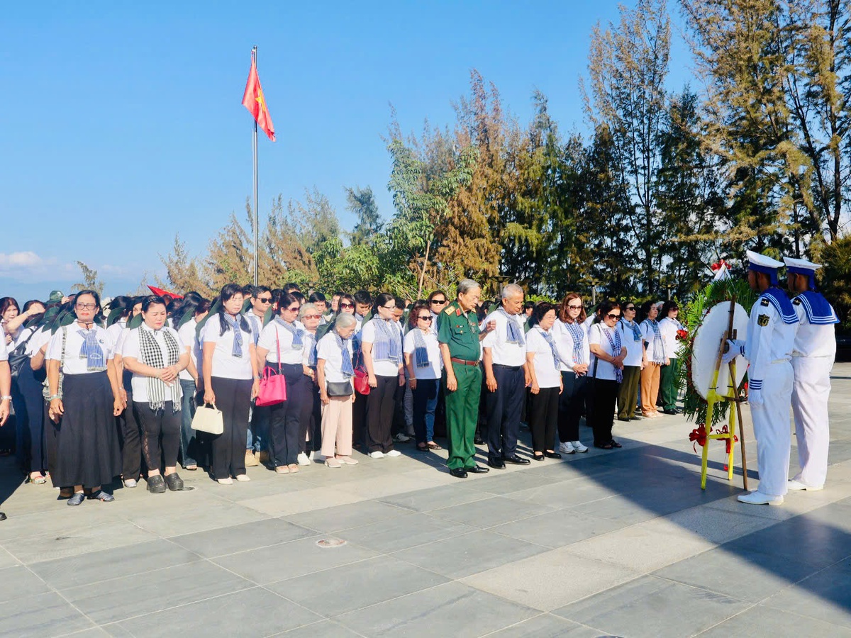 Các đại biểu mặc niệm tưởng nhớ các anh hùng, liệt sĩ. Ảnh: Hồ Lam Các đại biểu mặc niệm tưởng nhớ các anh hùng, liệt sĩ. Ảnh: Hồ Lam