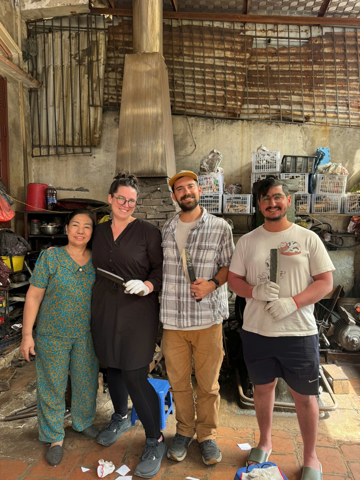 Bà Đỗ Thị Tuyến cùng du khách ngoại quốc trải nghiệm nghề rèn