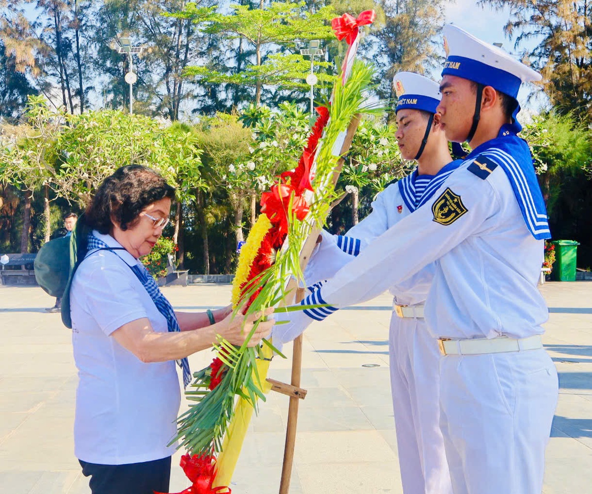 Bà Trương Mỹ Hoa, nguyên Bí thư Trung ương Đảng, nguyên Phó Chủ tịch nước, nguyên Chủ tịch Hội LHPN Việt Nam, Chủ tịch Quỹ Học bổng Vừ A Dính, Chủ nhiệm CLB chỉnh trang vòng hoa tưởng niệm. Ảnh: Hồ Lam Bà Trương Mỹ Hoa, nguyên Bí thư Trung ương Đảng, nguyên Phó Chủ tịch nước, nguyên Chủ tịch Hội LHPN Việt Nam, Chủ tịch Quỹ Học bổng Vừ A Dính, Chủ nhiệm CLB chỉnh trang vòng hoa tưởng niệm. Ảnh: Hồ Lam