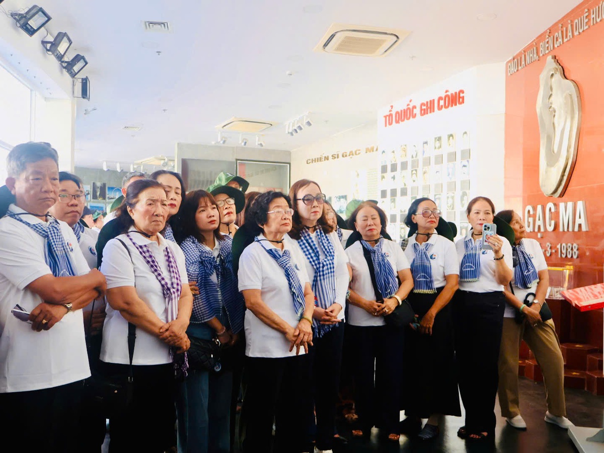 Bà Trương Mỹ Hoa cùng các đại biểu lắng nghe thuyết minh tại khu vực trưng bày. Ảnh: Hồ Lam Bà Trương Mỹ Hoa cùng các đại biểu lắng nghe thuyết minh tại khu vực trưng bày. Ảnh: Hồ Lam