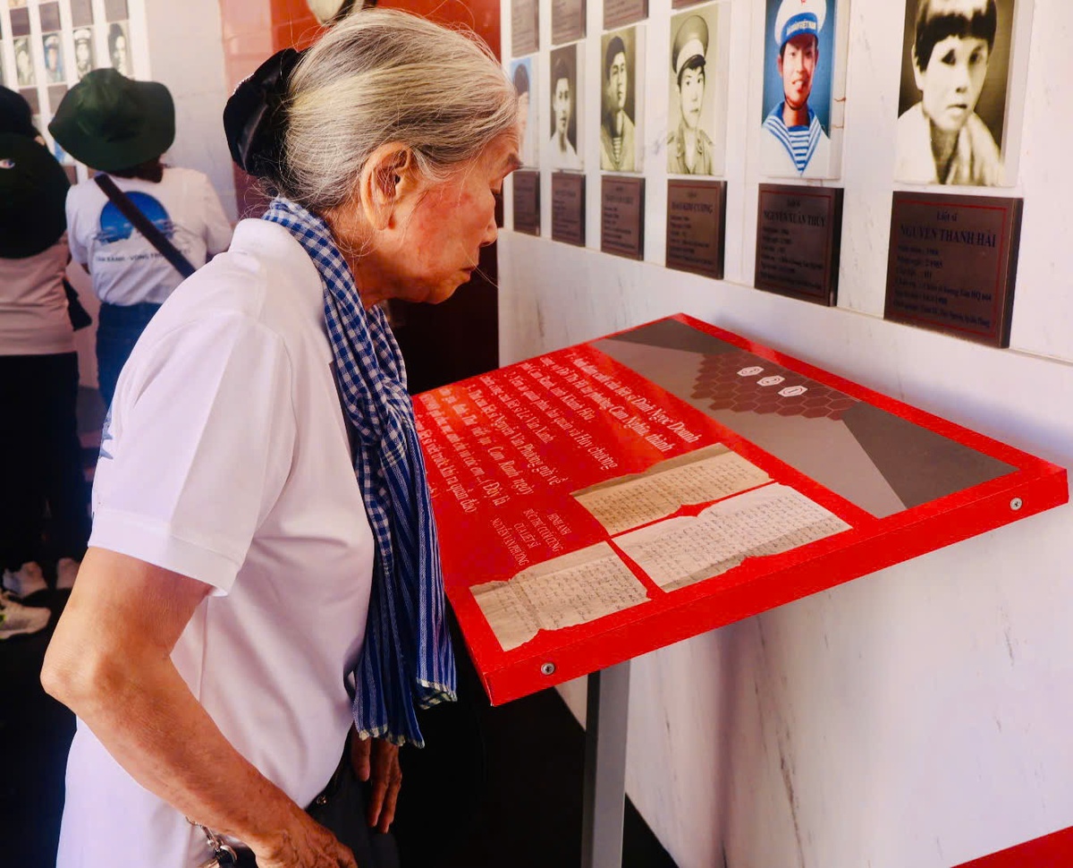 Một đại biểu chăm chú xem bảng thông tin tại khu vực trưng bày. Ảnh: Hồ Lam Một đại biểu chăm chú xem bảng thông tin tại khu vực trưng bày. Ảnh: Hồ Lam