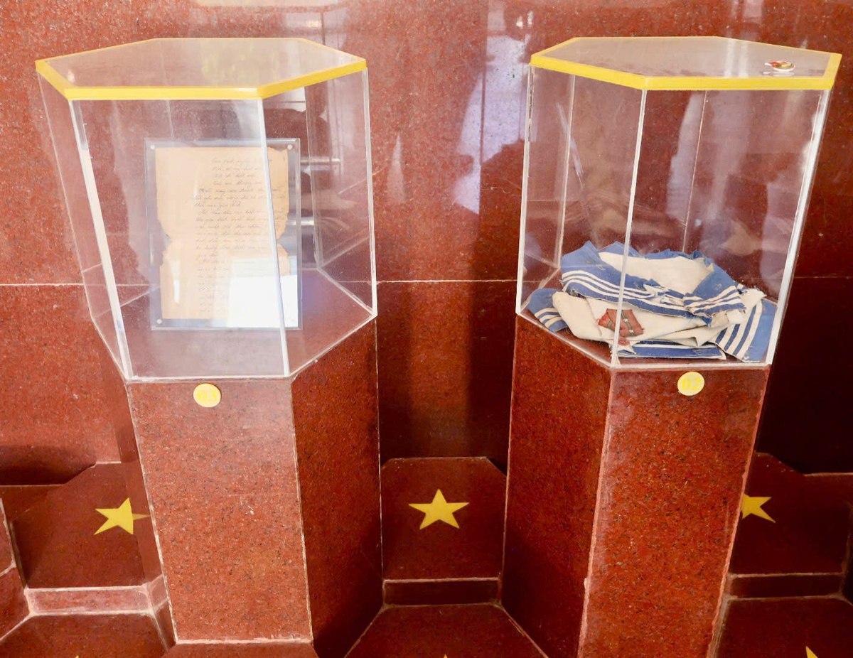 Những di vật như: thư, quần áo của các liệt sĩ được trưng bày tại khu vực trưng bày. Ảnh: Hồ Lam Những di vật như: thư, quần áo của các liệt sĩ được trưng bày tại khu vực trưng bày. Ảnh: Hồ Lam