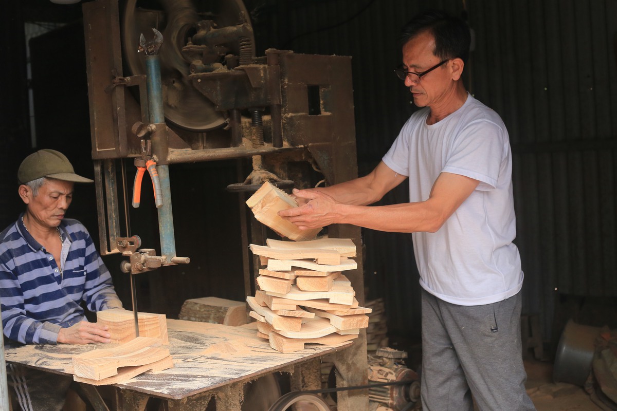 Ông Đức trong xưởng mộc