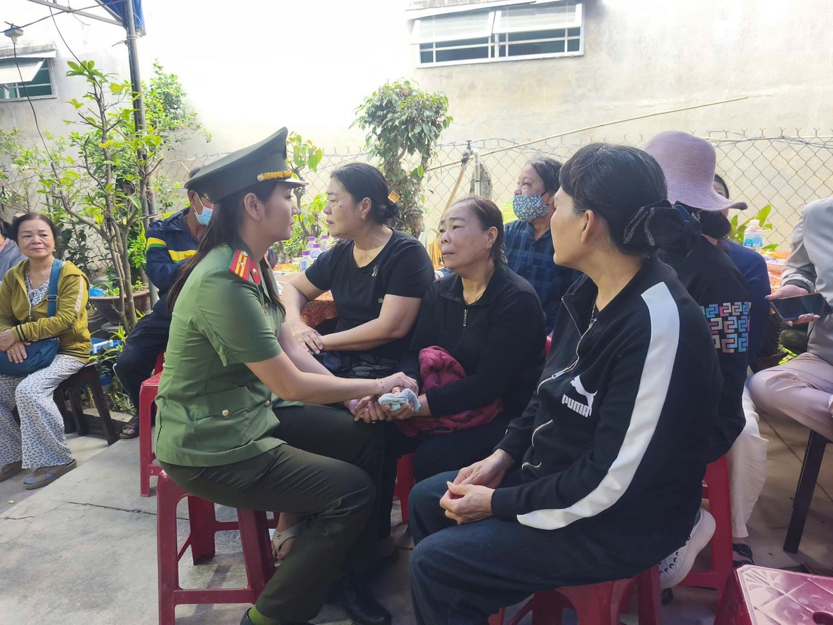 Hội Phụ nữ Công an Khánh Hòa nhận đỡ đầu con đồng chí Đại úy vừa hy sinh- Ảnh 1.