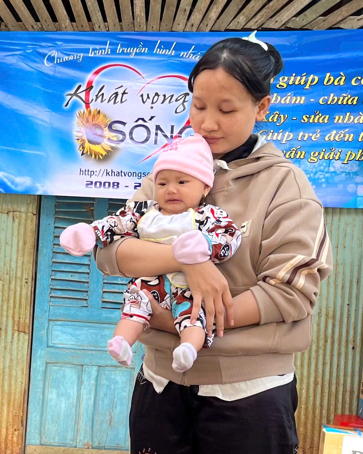 Người mẹ trẻ và nỗ lực từng ngày để cứu con thơ- Ảnh 1.