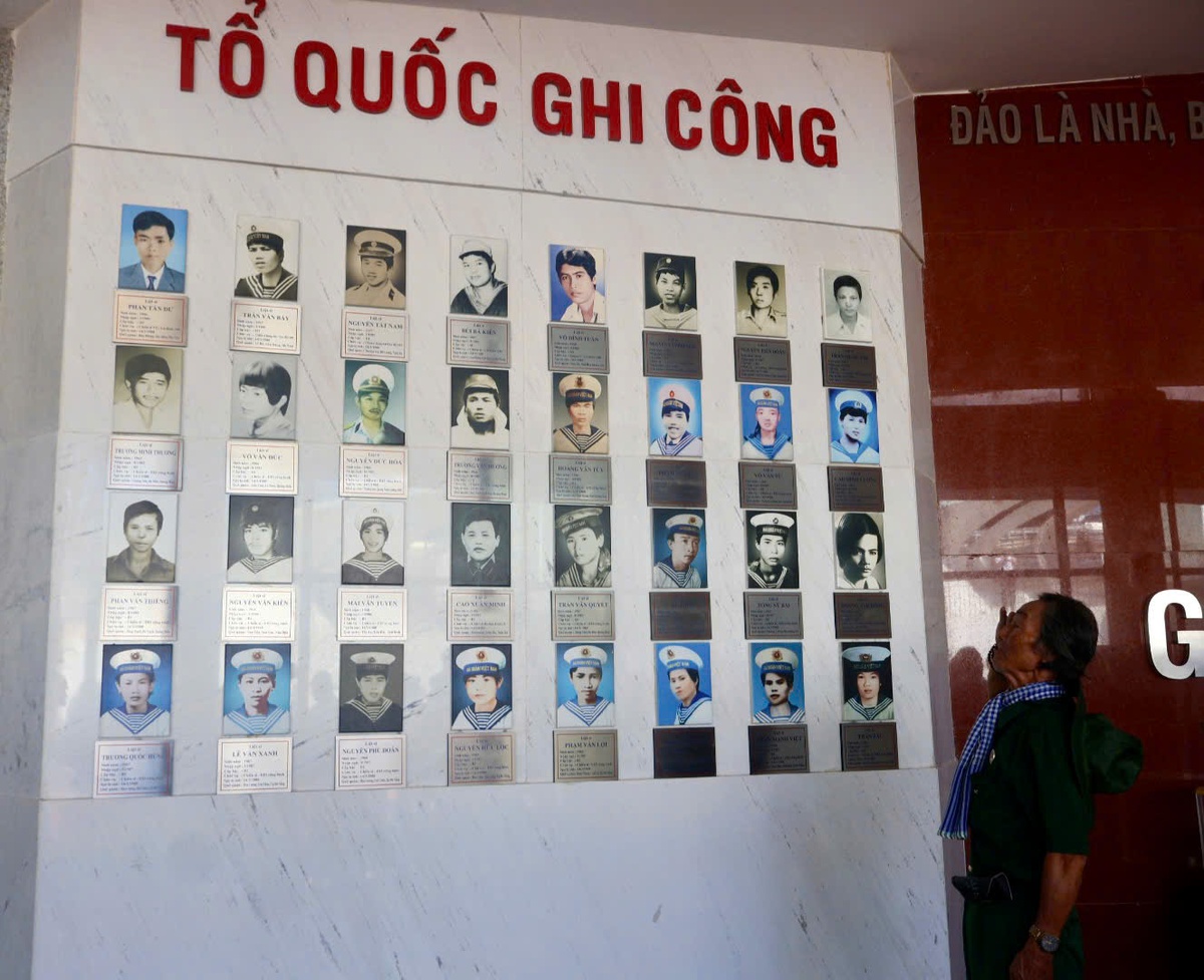 Nhạc sĩ Đỗ Lập xúc động thực hiện động tác chào các anh hùng, liệt sĩ tại Khu tưởng niệm Chiến sĩ Gạc Ma. Ảnh: Hồ Lam