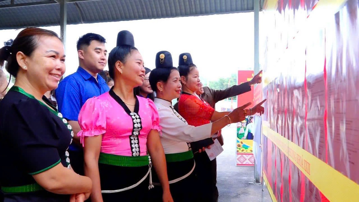 Cử tri tỉnh Sơn La tìm hiểu thông tin của các ứng cử viên trước khi  bỏ phiếu