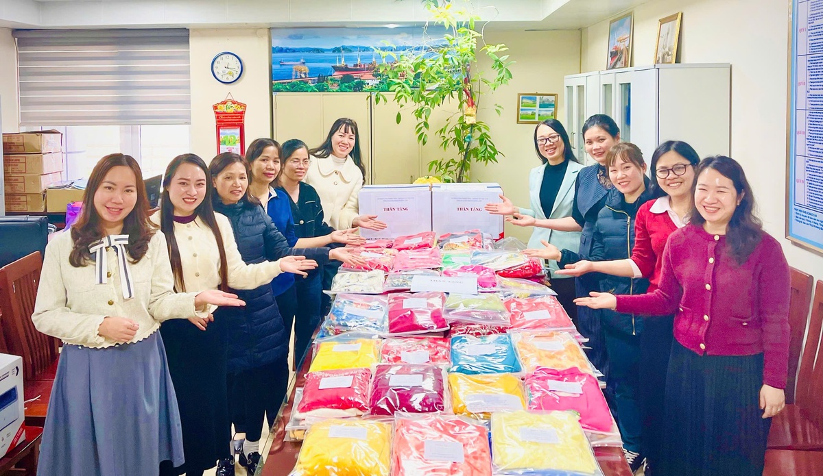 Ban Nữ công Công đoàn Công ty quyên góp áo dài quyên góp gửi tặng phụ nữ vùng sâu, vùng xa nhân Ngày Quốc tế Phụ nữ 8/3