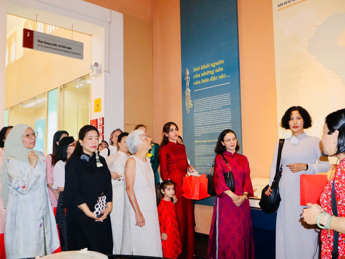 Các đại biểu lắng nghe thuyết minh về văn hoá Trống đồng Đông Sơn tại Bảo tàng. Ảnh: Hồ Lam