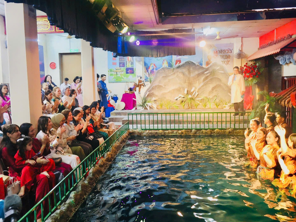Các nữ Tổng lãnh sự thích thú vỗ tay hưởng ứng màn chào kết của vở múa rối nước