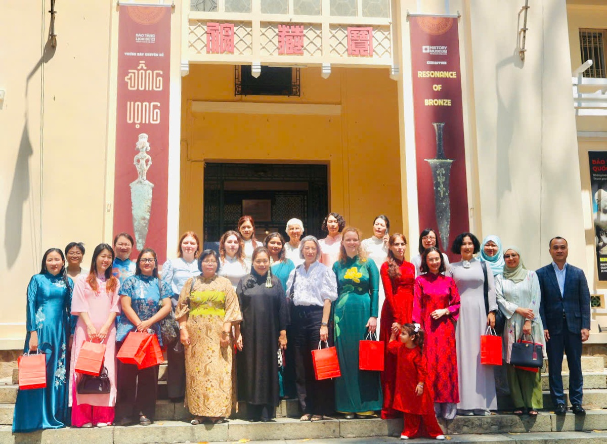 Các đại biểu cùng chụp hình trước Bảo tàng Lịch sử TPHCM. Ảnh: Hồ Lam