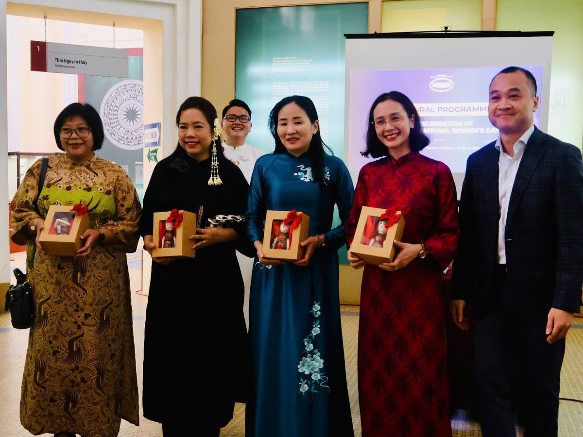 Các Nữ tổng lãnh sự nhận quà từ