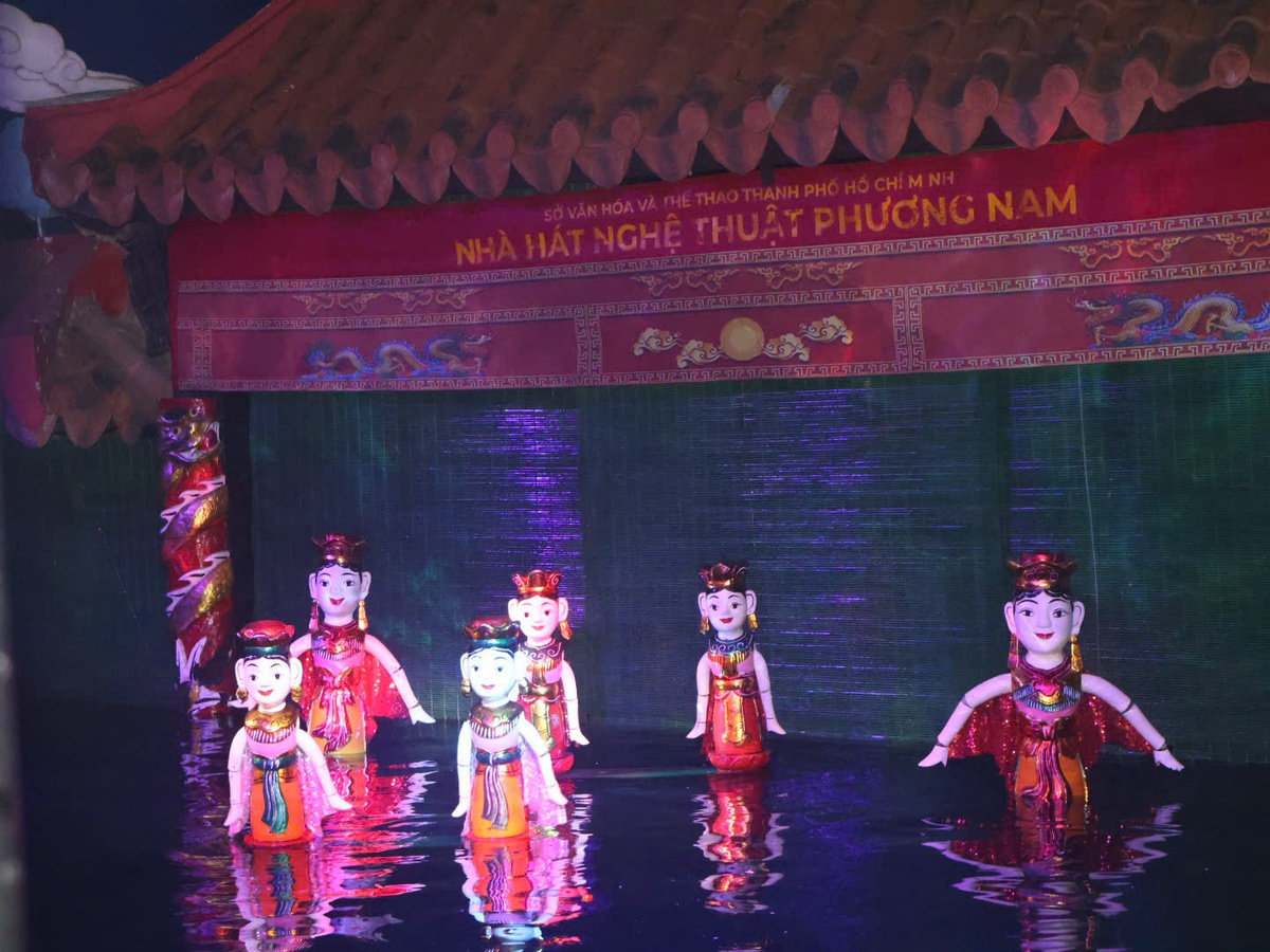 Chương trình múa rối nước Hoa Đất Việt giới thiệu những nét văn hoá đặc sắc của người Việt đến với các vị khách quốc tế. Ảnh: Hồ Lam