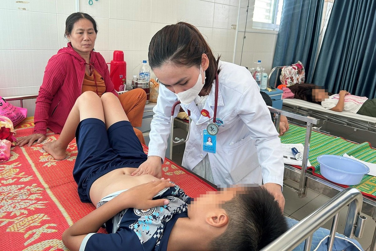 Khẩn trương điều tra vụ 19 người nghi ngộ độc sau khi ăn bánh mì ở Quảng Ngãi- Ảnh 1.