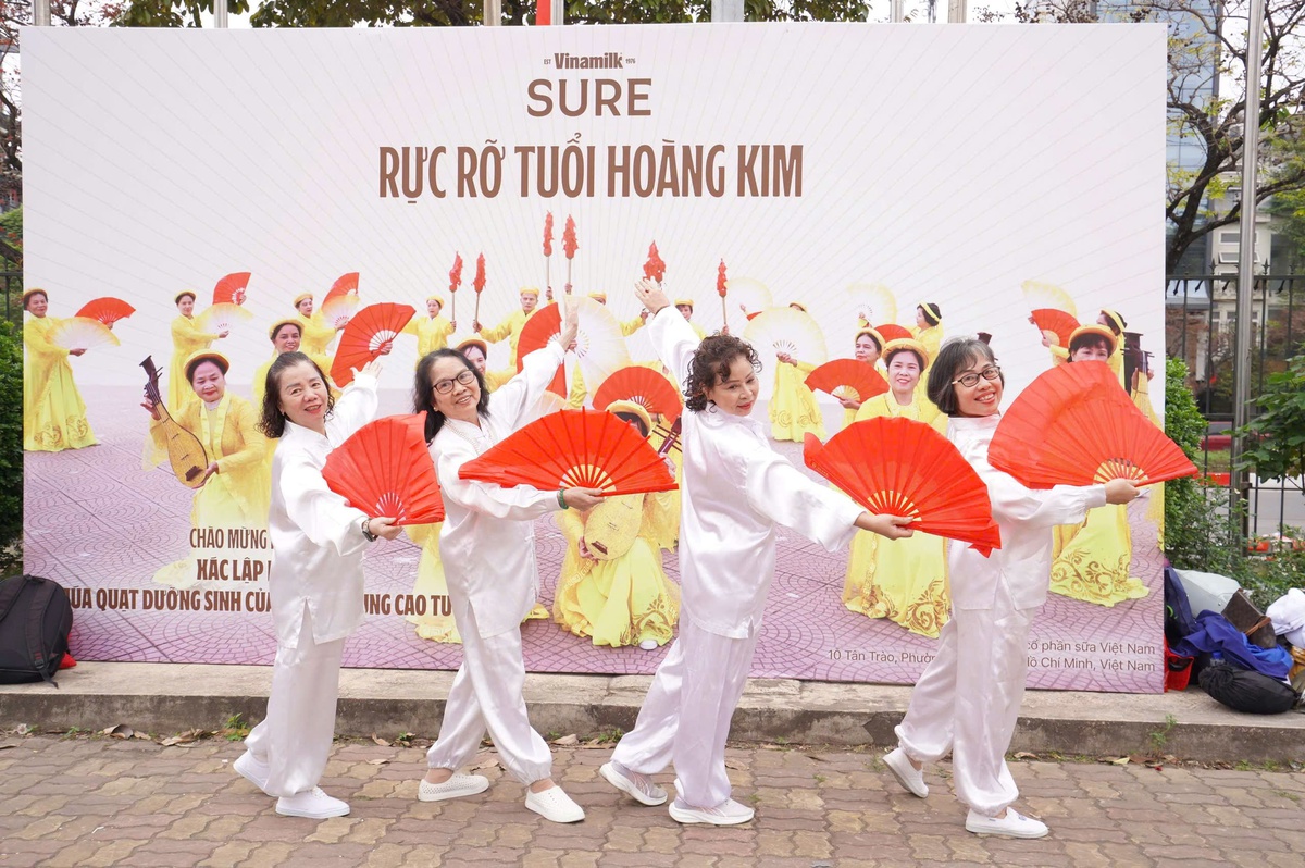 Hàng ngàn người cao tuổi Hà Nội tham gia đồng diễn múa quạt dưỡng sinh- Ảnh 1.