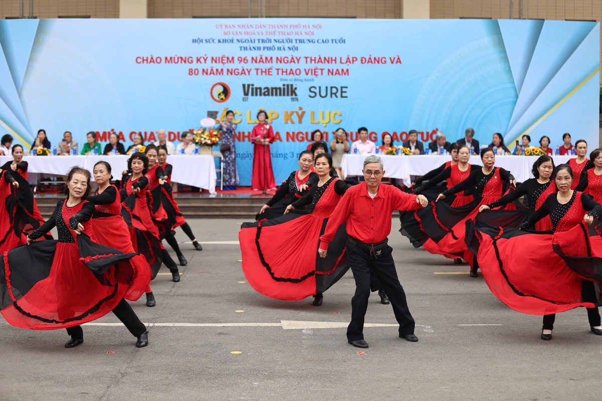 Hàng ngàn người cao tuổi Hà Nội tham gia đồng diễn múa quạt dưỡng sinh- Ảnh 4.
