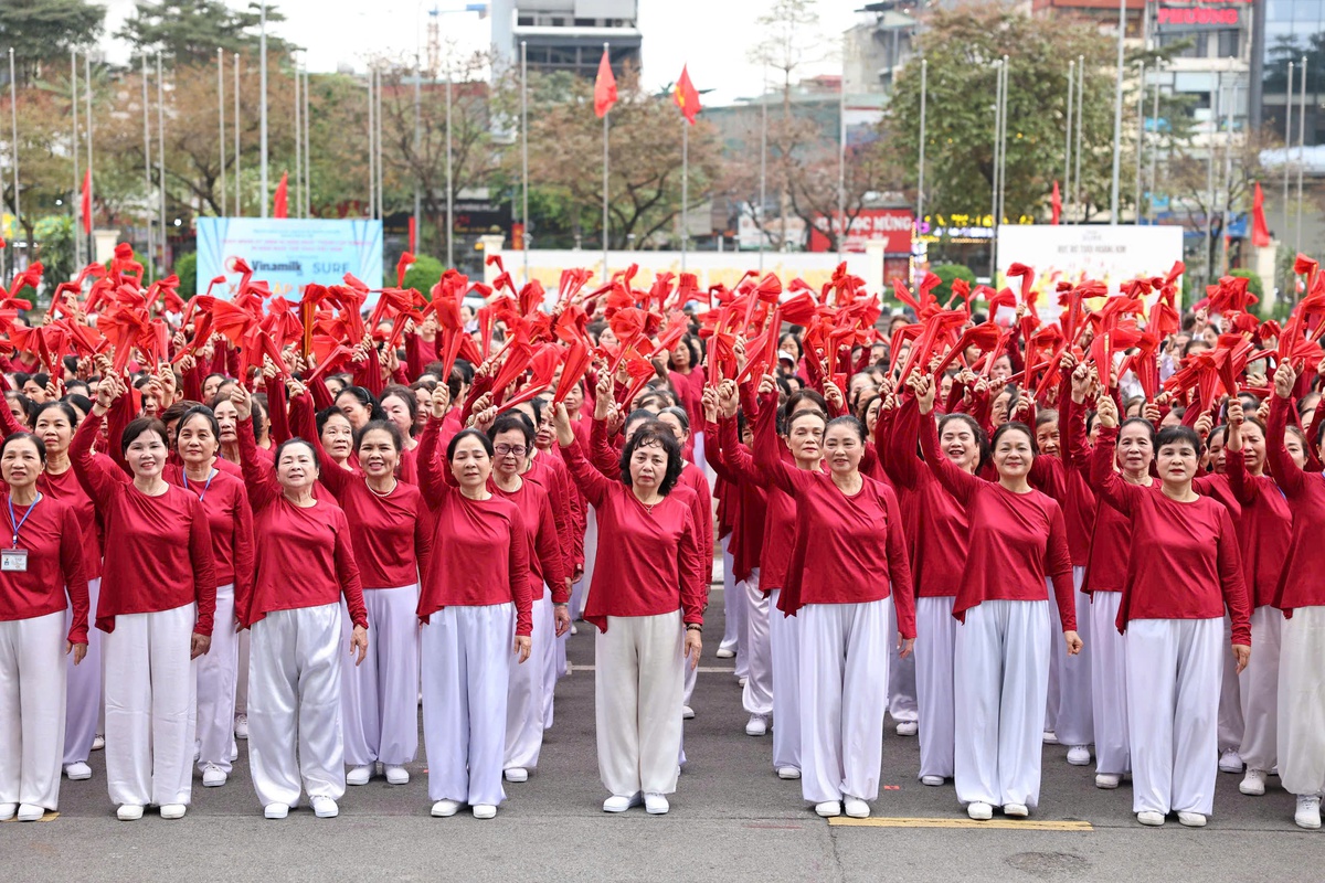 Hàng ngàn người cao tuổi Hà Nội tham gia đồng diễn múa quạt dưỡng sinh- Ảnh 5.